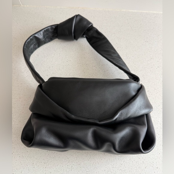 STAUD Kiss gathered leather shoulder bag - Picture 4 of 8